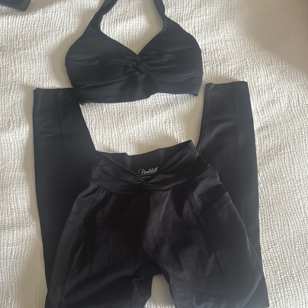 Bombshell Sportwear Black Sports Bra and Leggings Set M
